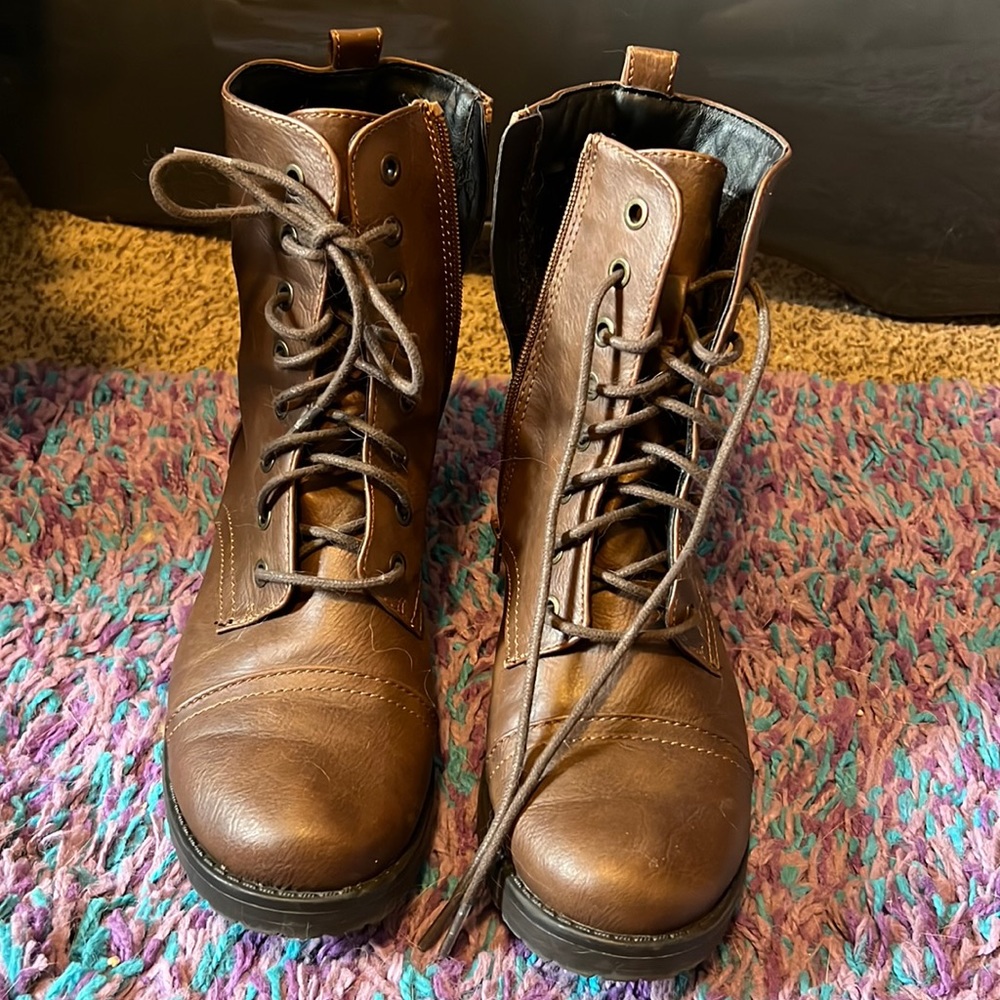 Combat boots. Worn twice. Great condition!